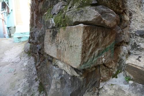 마을 곳곳에서 발견할 수 있는 비석 [부산 서구 제공]