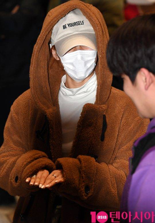 걸그룹 트와이스(나연, 정연, 모모, 사나, 지효, 미나, 다현, 채영, 쯔위) 사나가 3일 오전 해외일정 참석차 김포국제공항을 통해 일본으로 출국하고 있다.