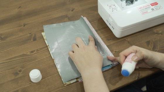 만드는 방법 5-2. 원단에 소잉 실리콘을 바르는 모습. [사진 권소희]