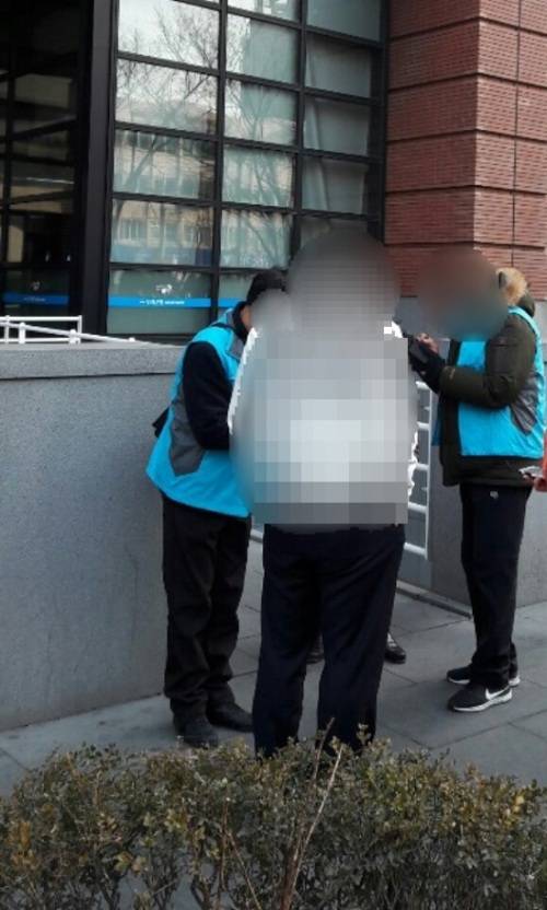 담배꽁초를 버렸다가 적발된 남성. 단속반 제공