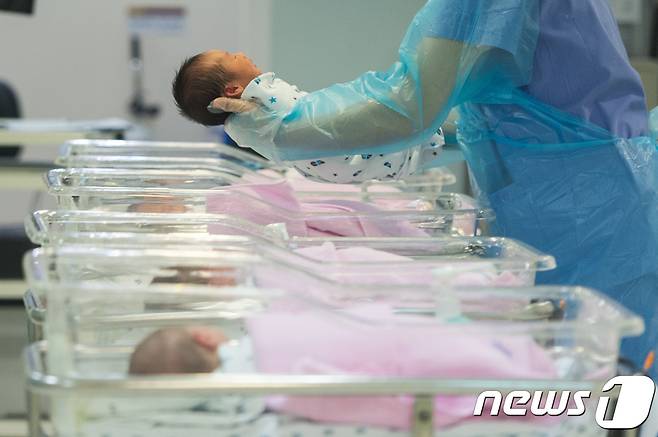 서울 강남 차병원 신생아실에서 간호사들이 신생아를 돌보고 있다. © News1 유승관 기자