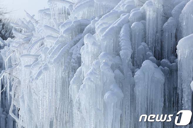 연천 구석기 겨울여행에서 볼 수 있는 얼음폭포. 연천군 제공© 뉴스1