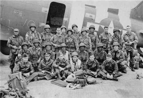 1944년 `노르망디 상륙작전` 투입 직전 C-47 수송기 앞에 모인 탑승원들. 뒤쪽 줄에 M1942를 입은 공수부대원이 보인다. /출처= @미국립문서기록관리청