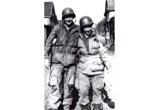 1945년, 독일 진격 후 포즈를 취한 미 제101공수사단 예하 제502대대 요원들 /출처= @www.ww2-airborne.us