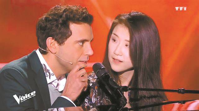 가수 유발이(오른쪽)가 지난해 프랑스에서 방송된 음악 경연 프로그램 '더 보이스: 라 플뤼 벨 부아' 시즌 7에서 팝스타인 미카와 노래를 주고 받고 있다.