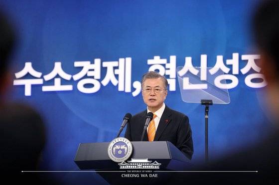 문재인 대통령이 지난달 17일 울산에서 열린 행사에서 수소경제 로드맵을 발표했다. [뉴스1]