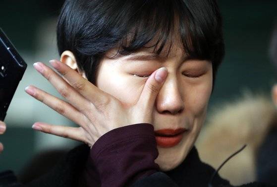 유튜버 양예원씨가 지난달 9일 오전 서울 마포구 서울서부지법에서 열린 촬영자 모집책 최모씨의 1심 선고공판을 방청한 뒤 법원을 나서며 눈물을 흘리고 있다. [뉴스1]