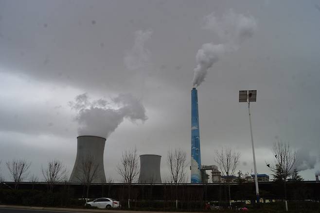 중국 산둥성 칭다오 외곽의 칭다오특수강 굴뚝에서 하얀 연기가 배출되고 있다. 칭다오=강찬수 기자