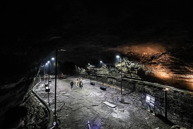 만장굴 중간의 탁 트인 공터. 제주 사람들은 ‘만장굴 광장’이라 부른다. 이처럼 커다란 공간을 품은 동굴은 세계적으로 드물다. 한 외국인 동굴학자는 이곳을 “신의 성전”이라고 표현하기도 했다. 이준헌 기자 ifwedont@kyunghyang.com