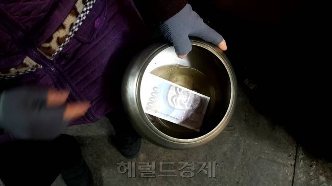 지난 4일 오후 서울 영등포시장에서 김 장사를 하고 있는 한 상인이 하루동안 번 온누리상품권은 1만원짜리 한장이었다. [정세희 기자/say@heraldcorp.com]