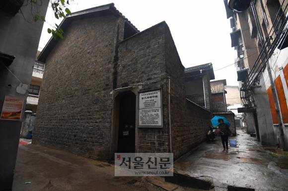 중국 후난성 성도인 창사의 조선혁명당 옛터. 1938년 5월 6일 이곳에서 우파 진영의 정당 통합을 논의하던 김구가 첫 번째 권총 저격을 받는 ‘난무팅 사건’이 벌어졌다. 지금은 대한민국 임시정부 활동 진열관으로 운영되고 있다.창사 안주영 기자 jya@seoul.co.kr 중국 후난성 성도인 창사의 조선혁명당 옛터. 1938년 5월 6일 이곳에서 우파 진영의 정당 통합을 논의하던 김구가 첫 번째 권총 저격을 받는 ‘난무팅 사건’이 벌어졌다. 지금은 대한민국 임시정부 활동 진열관으로 운영되고 있다.창사 안주영 기자 jya@seoul.co.kr