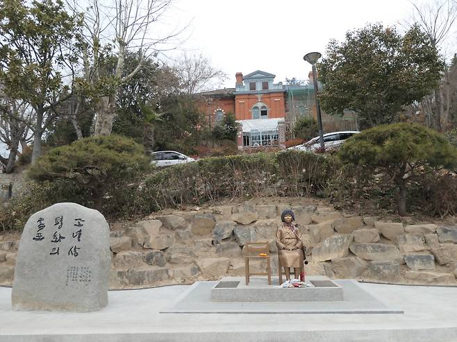 목포 근대역사관 1관은 평화의 소녀상 뒤에 위치하고 있다