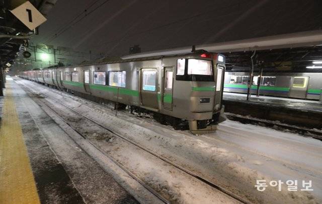 삿포로역에서 30분만에 도착한 오타루 역(小樽驛) 내부 기찻길. 김동주기자 zoo@dong
