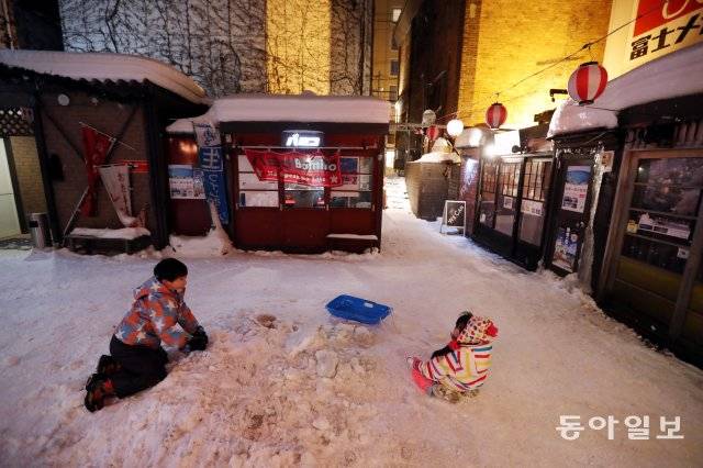 오타루포장마차촌-늦은 밤에 어린이들이 눈놀이를 하고 있다.부모님은 포장마차안에서 생맥주 한잔을 하고 있는걸까?