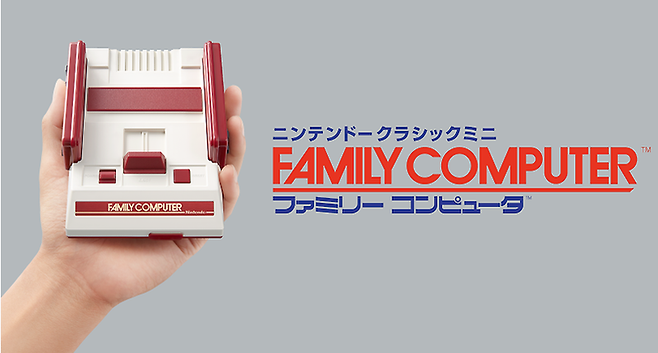 (이쁘기 짝이 없는 패미콤 미니! 한손에 쏙 들어온다)