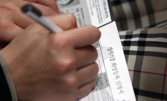 심장은 살아있지만 뇌사 상태에 빠진 환자는 사망 선고를 내릴 수 없다. 하지만 보호자가 장기기증에 동의하는 순간 뇌사 상태는 죽음으로 인정받을 수 있다. [중앙포토]