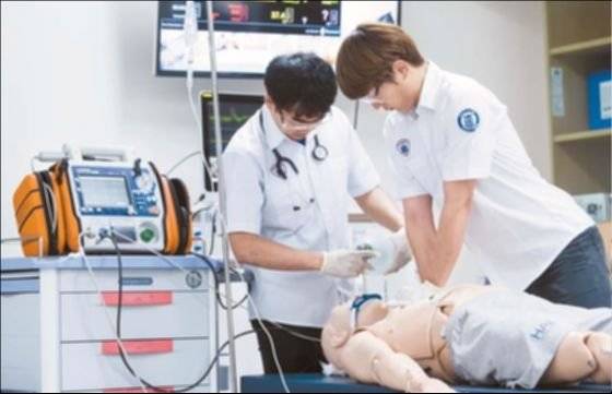 이미 심장이 멎은 환자가 기계와 심폐소생술로도 회복하지 못하고 죽는 경우에 이 환자의 사망 시각은 언제일까, 처음 심장이 멎은 시각? 아니면 심폐소생술을 중지한 시각일까? [중앙포토]