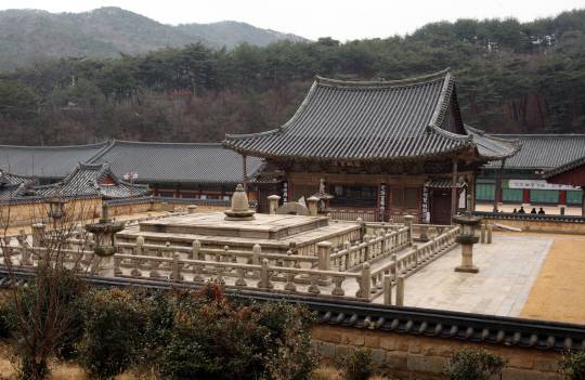 한국 3대 사찰(삼보사찰, 三寶寺刹)의 하나인 경남 양산의 통도사 금강계단과 대웅전 전경.