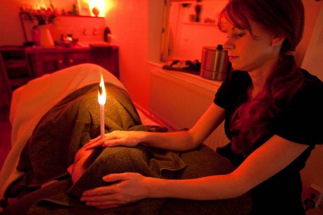 러쉬 스파의 ‘더 사운드 배스’는 귀에 꽂는 이어 캔들과 튜닝포크(소리굽쇠)를 이용한 프로그램이다. 러쉬코리아 제공