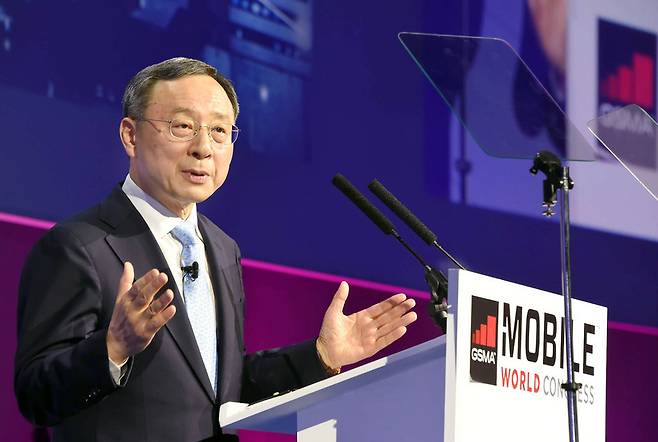 황창규 케이티(KT) 회장이 2017년 스페인 바르셀로나 피라그란비아 전시장에서 열린 '모바일 월드 콩그레스 2017’(MWC 2017) 개막식에서 기조연설을 하고 있다. 바르셀로나/사진공동취재단