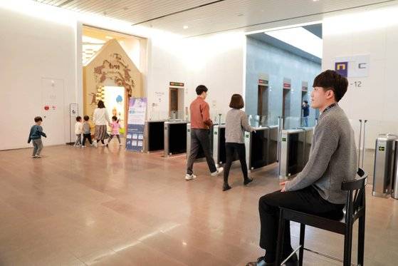 엔씨소프트 1층 로비에는 어린이집이 있다. 하루 종일 로비를 뛰어다니는 아이들 웃음소리가 끊이지 않는다. 보안요원도 캐주얼 복장을 입고 앉은 상태에서 근무해 얼핏보면 유치원인지 게임회사 사옥인지 구분이 되지 않는다. [사진 엔씨소프트]