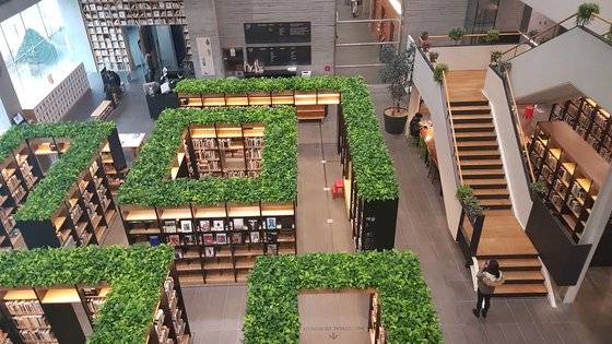 네이버 사옥 로비에 있는 네이버 라이브러리. 지역주민 친화적 공간을 꾸미는데 많은 공을 들였다. 박민제 기자