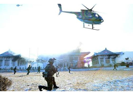 2016년 12월 김정은 북한 국무위원장이 참관한 가운데 특수작전대대 전투원들이 청와대 타격 전투훈련을 벌이고 있다. [사진 노동신문]