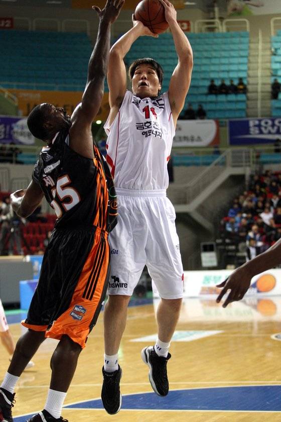 서장훈은 골밑에서 외국인선수를 상대해도 밀리지 않는 센터였다. [중앙포토]