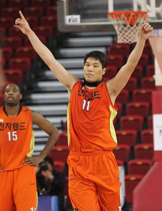 전자랜드에서 활약한 서장훈. [중앙포토]