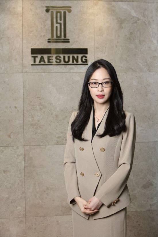 최유나 변호사가 연재하는 인스타툰 '메리지 레드'는 100화를 목표로 달려가고 있다. 드라마보다 더 드라마 같은 '이혼일기'를 두고 최 변호사는 "다른 사람에게 하지 못하는 이야기, 그래서 사람들은 세상에 없을 거라 생각하는 이야기"라고 표현했다. 의뢰인들에게 '사실 진심은 그게 아니었다'라는 말을 공통적으로 듣는다는 그는 "결혼생활을 하면서 자기 기준을 명확히 세우고 부부 간의 규칙을 만들어갔으면 좋겠다"고 말했다. 최유나 변호사 제공