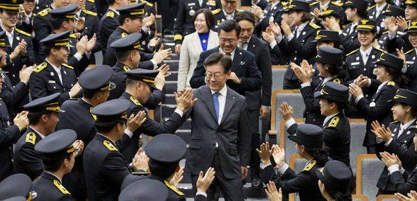 지난해 12월 20일 경기도소방학교 창조관 대강당에서 열린 ‘제68기 소방공무원 신임교육과정 임용식’에 이재명 경기도지사가 신임 소방공무원들의 환영을 받으며 입장하고 있다.(사진=경기도청 제공)