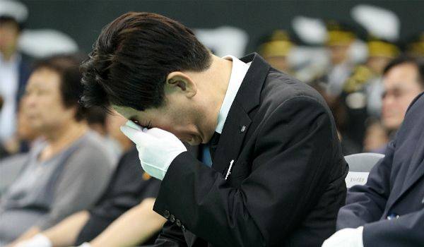 지난해 8월 순직한 고(故) 오동진 소방위와 심문규 소방장의 합동영결식에 참석한 이 지사가 현장에서 오열하고 있다.(사진=경기도청 제공)