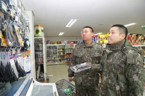 육군 청성부대 소속 장병들이 지난달 31일 PX에서 구매할 물건들을 살펴보고 있다. PX에 다양한 물품들이 진열돼있다. 육군제공