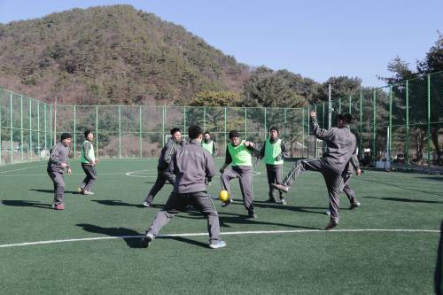 육군 청성부대 소속 장병들이 지난 1일 부대 내 풋살장에서 풋살 경기를 하고 있다. 육군제공