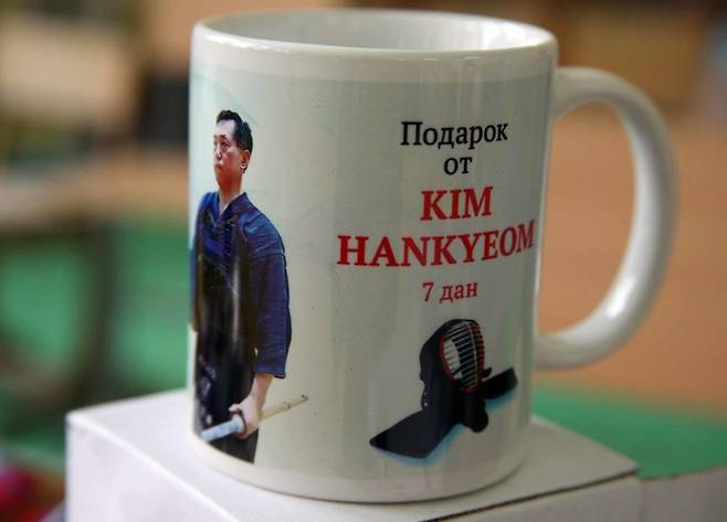 검도 강의 후 강의료를 사양하자 러시아 현지 사범이 만들어준 머그 컵