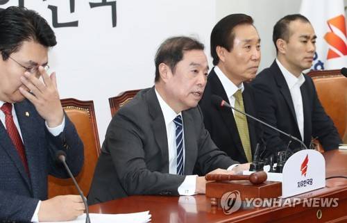 발언하는 자유한국당 김병준 비대위원장 (서울=연합뉴스) 이진욱 기자 = 자유한국당 김병준 비대위원장(왼쪽 두번째)이 11일 국회에서 열린 비상대책위원회 회의에서 발언하고 있다. 2019.2.11 cityboy@yna.co.kr