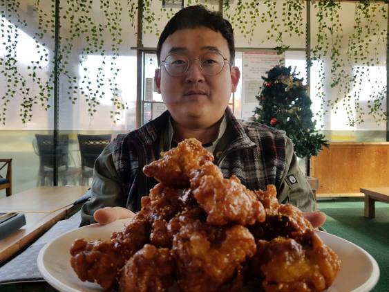 한인수 루쏘팩토리 식음료사업부 차장 셰프가 영화 ‘극한영화’ 속 ‘수원왕갈비통닭’을 들어 보이고 있다.(사진=강신우 기자)