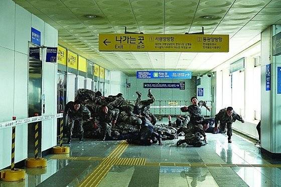 3년 전 큰 성공을 거두며 좀비를 친숙하게 만든 재난 영화 ‘부산행’. [사진 각 영화사]