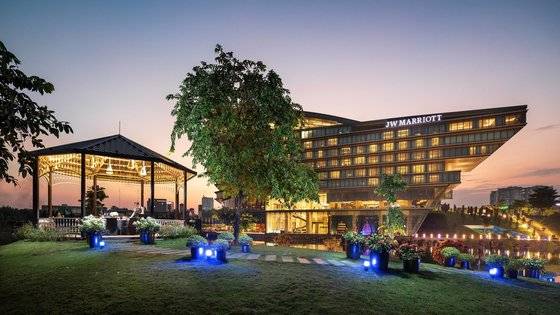 베트남 하노이에서 열릴 2차 북·미 정상회담 장소로 유력하게 거론되는 JW 메리어트 호텔. 트럼프 대통령의 숙소로도 유력한 호텔로 경내에 산책로가 있다. [JW 메리어트 호텔]