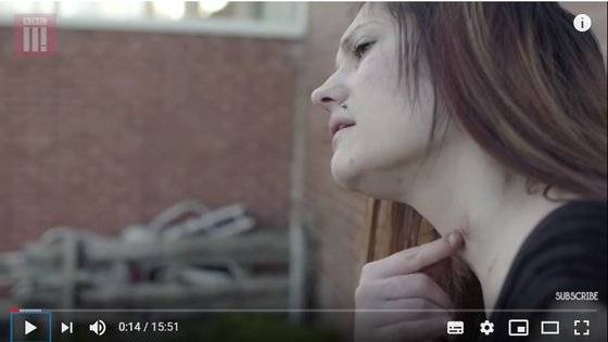 영국의 한 성매매 여성이 BBC와의 인터뷰에서 자신의 목에 난 상처를 가리키며 손님에게 칼에 찔린 경험을 털어놓고 있다. 이 여성은 인터뷰에서 "항문 성교를 거부했다는 이유로 그가 나에게 칼을 휘둘렀다"고 밝혔다. [사진 BBC]