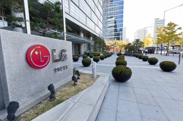 2018년 10월25일 서울 중구 새문안로 58 LG 생활건강이 들어서 있는 LG 광화문 빌딩 앞 광장에 노조의 집회를 방해할 목적으로 화단이 설치되어 있다. ⓒ 최준필 기자