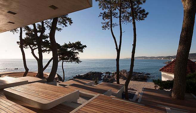 바다가 보이는 곳엔 평상(平牀)을 현대적으로 재해석해 만든 야외용 의자가 놓였다. /이뎀건축사사무소