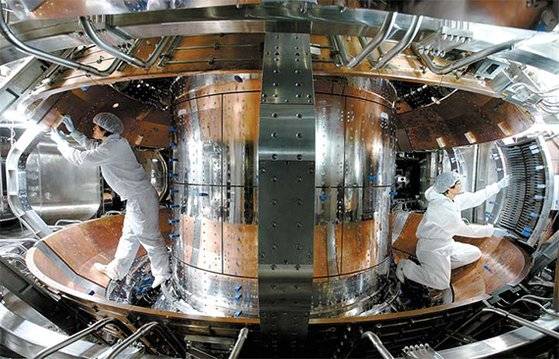 대전 국가핵융합연구소(NFRI) 연구원들이 2010년 KSTAR의 플라스마 실험을 앞두고 초전도 토카막 진공용기 내부를 보호하기 위해 열에 강한 탄소 계열의 특수 타일을 붙이고 있다. [사진 국가핵융합연구소]