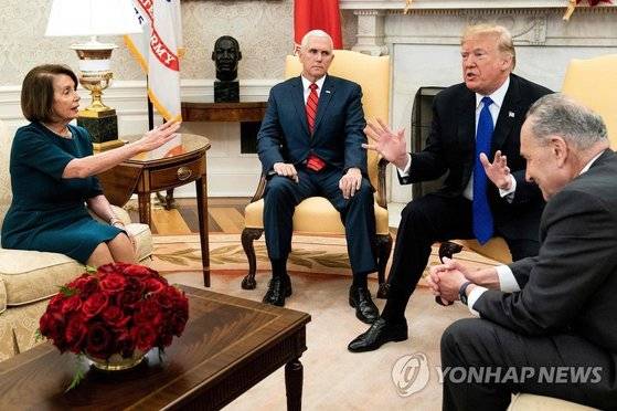 도널드 트럼프 미국 대통령(오른쪽 두 번째)이 지난해 12월 11일(현지시간) 워싱턴DC 백악관에서 마이크 펜스 부통령(왼쪽 두 번째)과 함께 낸시 펠로시 하원 의장(당시 민주당 원내대표, 왼쪽), 척 슈머 민주당 상원 원내대표와 만나 멕시코 국경장벽 건설 예산을 둘러싸고 설전을 벌이고 있다. [AFP=연합뉴스 자료사진]