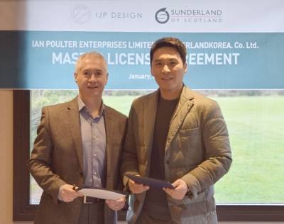 선덜랜드코리아 박정민 대표(오른쪽)와 이안폴터엔터프라이즈 David Hammond 대표가 협약서에 서명 후 기자들을 향해 포즈를 취하고 있다/사진제공=선덜랜드코리아(선덜랜드골프)