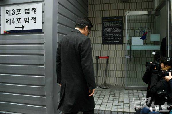 공직선거법 위반 등 혐의로 기소된 이재명 경기도지사가 지난달 10일 오후 경기도 성남시 수원지방법원 성남지원에서 열린 첫 공판에 출석하고 있다.(자료사진/황진환기자)