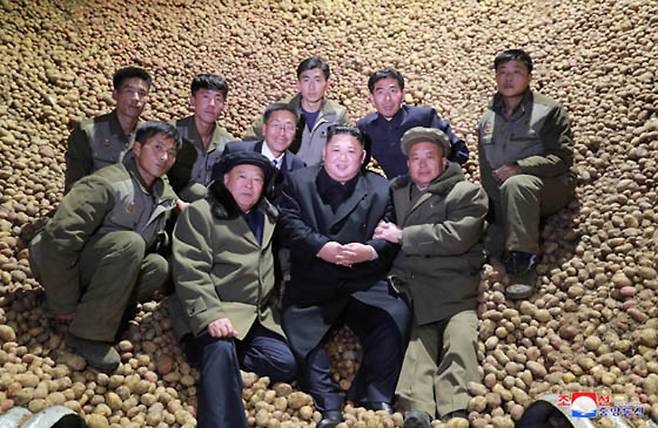김정은 북한 국무위원장이 삼지연감자가루생산공장의 감자 저장고를 둘러봤다고 노동신문이 지난해 10월 30일 보도했다. 김 위원장은 이날 공장 저장고에 쌓여있는 감자 더미에 앉아 간부 및 근로자들과 기념사진을 찍었다.[조선중앙통신=연합뉴스]