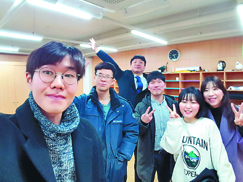 하정석씨(왼쪽)가 지난 10일 서울 강남구 높은뜻푸른교회 청년들과 셀카를 찍고 있다. 하씨는 셀 모임 리더이다.   하정석씨 제공