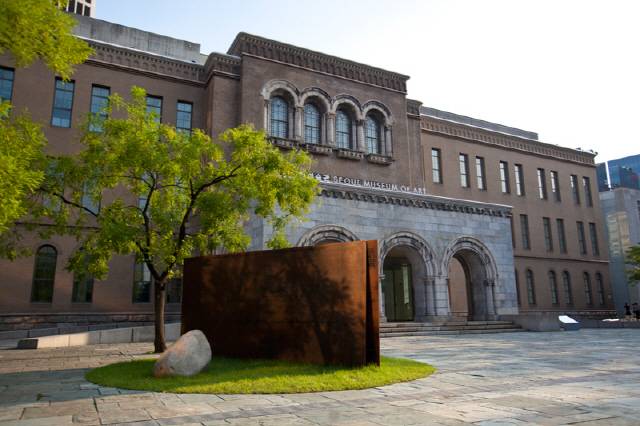 서울시립미술관 서소문 본관 야외전시장에 설치된 이우환의 ‘항(項)-대화’ /사진제공=서울시립미술관