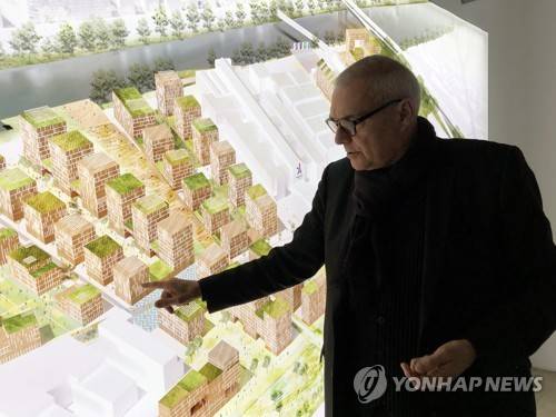 파리올림픽선수촌 구상 설명하는 도미니크 페로 [파리=연합뉴스]